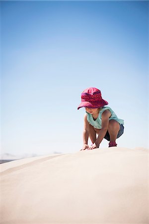 simsearch:6122-08229458,k - Female toddler crouching on top of sand dune, Little Sahara, Utah, USA Foto de stock - Royalty Free Premium, Número: 649-08901408
