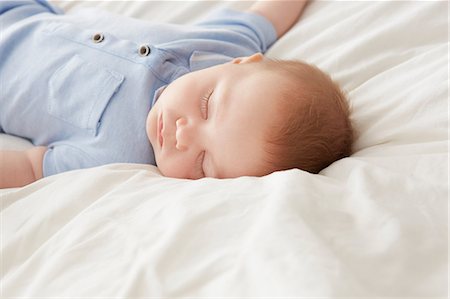 engelhaft - Baby boy lying on bed asleep Stockbilder - Premium RF Lizenzfrei, Bildnummer: 649-08901461