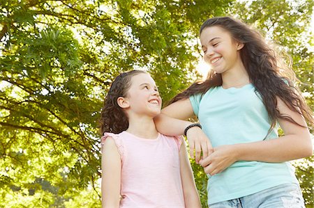 simsearch:614-06443089,k - Girl and big sister looking at each other in park Photographie de stock - Premium Libres de Droits, Code: 649-08901501