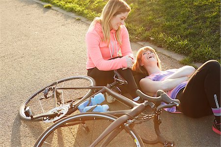 Female cyclists with racing cycle taking a break in park Stock Photo - Premium Royalty-Free, Code: 649-08901511