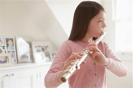 flutist (female) - Girl practicing flute in living room Photographie de stock - Premium Libres de Droits, Code: 649-08901539