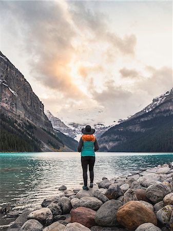 Woman standing at edge of lake, looking at view, rear view, Lake Louise, Alberta, Canada Photographie de stock - Premium Libres de Droits, Code: 649-08901689
