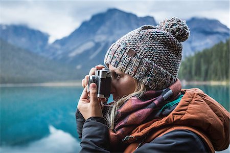 simsearch:614-06895809,k - Woman taking photograph of view, Emerald Lake, Yoho National Park, Field, British Columbia, Canada Photographie de stock - Premium Libres de Droits, Code: 649-08901697