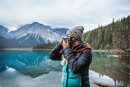 simsearch:649-08125829,k - Woman taking photograph of view, Emerald Lake, Yoho National Park, Field, British Columbia, Canada Foto de stock - Royalty Free Premium, Número: 649-08901698