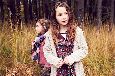 simsearch:614-09038795,k - Portrait of two young standing in meadow Fotografie stock - Premium Royalty-Free, Codice: 649-08901716
