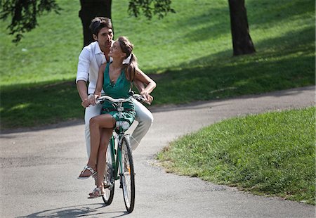 Young couple riding bicycle through park, Turin, Piedmont, Italy Photographie de stock - Premium Libres de Droits, Code: 649-08901754