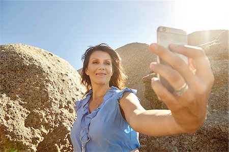 simsearch:649-09156185,k - Mature woman taking selfie with smartphone Foto de stock - Royalty Free Premium, Número: 649-08901838