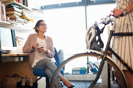 surrey - Woman in office with coffee chatting to colleague Foto de stock - Sin royalties Premium, Código: 649-08902014
