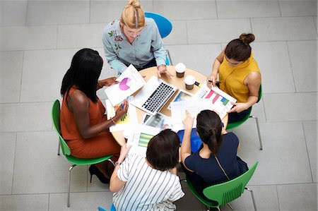 simsearch:649-08902016,k - High angle view of business women sitting at table in meeting Photographie de stock - Premium Libres de Droits, Code: 649-08902028