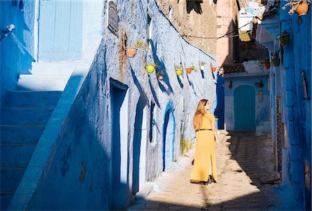 Woman exploring, Chefchaouen, Morocco, North Africa Foto de stock - Sin royalties Premium, Código: 649-08902086