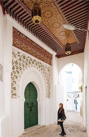 Woman exploring, Kasbah, Tangier, Morocco, North Africa Foto de stock - Sin royalties Premium, Código: 649-08902089