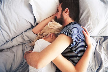 romantic pictures of lovers sleeping - Couple lying in bed together, sleeping, arms around each other Photographie de stock - Premium Libres de Droits, Code: 649-08902127