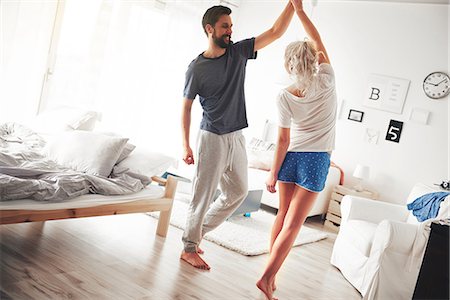 Couple in bedroom, wearing pyjamas, dancing Foto de stock - Sin royalties Premium, Código: 649-08902152