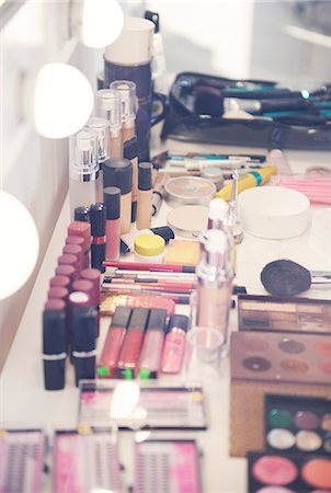 fond de teint - Variety of make up in dressing room Photographie de stock - Premium Libres de Droits, Code: 649-08902225
