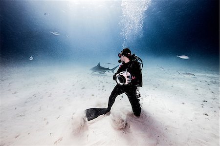 simsearch:614-09249722,k - Underwater view of female underwater photographer, looking back from seabed Photographie de stock - Premium Libres de Droits, Code: 649-08902252