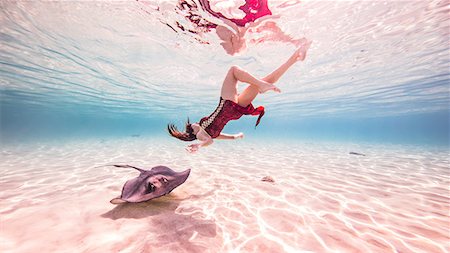 simsearch:649-08902259,k - Female free diver swimming near stingray on seabed Foto de stock - Royalty Free Premium, Número: 649-08902265