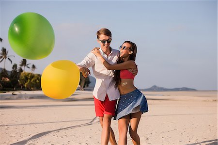 simsearch:649-07520662,k - Young couple on beach playing with balloons, Koh Samui, Thailand Photographie de stock - Premium Libres de Droits, Code: 649-08902275