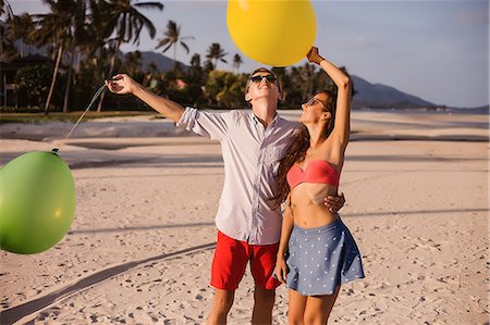 simsearch:649-07520662,k - Young couple on beach looking up at balloons, Koh Samui, Thailand Photographie de stock - Premium Libres de Droits, Code: 649-08902276