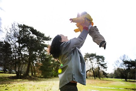 simsearch:649-08661252,k - Mature woman holding up and playing with baby son in park Foto de stock - Royalty Free Premium, Número: 649-08902288