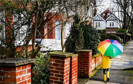 simsearch:632-07161442,k - Rear view of boy in yellow anorak carrying umbrella along street Stockbilder - Premium RF Lizenzfrei, Bildnummer: 649-08902299