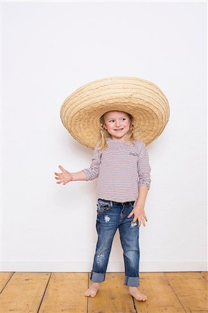 sombreiro - Portrait of young girl, wearing sombrero Foto de stock - Royalty Free Premium, Número: 649-08902325