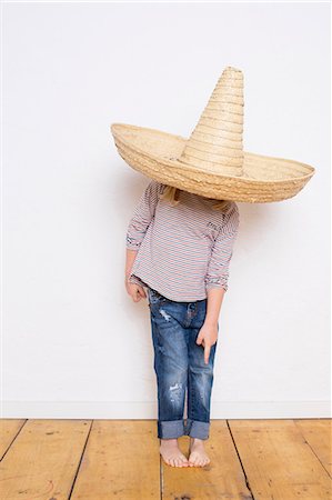 sombreiro - Young girl, wearing sombrero, pointing to feet Foto de stock - Royalty Free Premium, Número: 649-08902326