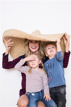 simsearch:6122-07706907,k - Woman wearing sombrero, shielding both herself and two children Foto de stock - Sin royalties Premium, Código: 649-08902327