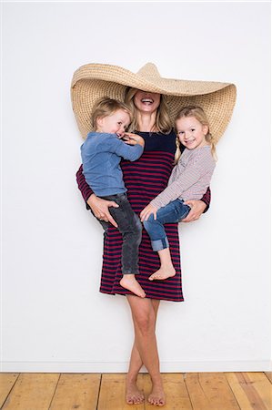 simsearch:6122-07706907,k - Woman wearing sombrero, shielding both herself and two children Foto de stock - Sin royalties Premium, Código: 649-08902328