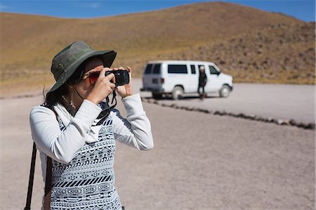 simsearch:614-06719908,k - Woman taking photograph, San Pedro de Atacama, Chile Photographie de stock - Premium Libres de Droits, Code: 649-08924052