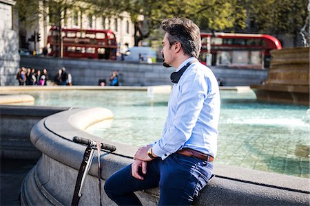 simsearch:649-08924139,k - Businessman beside scooter, Trafalgar Square, London, UK Fotografie stock - Premium Royalty-Free, Codice: 649-08924131