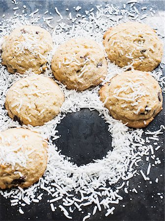 sprinkling - Biscuits sprinkled with shredded coconut, with imprint of missing one Stock Photo - Premium Royalty-Free, Code: 649-08924153