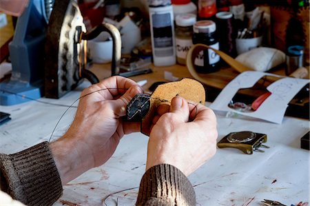 réaliser (faire) - Man's hands stitching leather at workbench Photographie de stock - Premium Libres de Droits, Code: 649-08924164