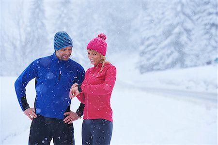 Female and male runners checking smartwatch on deep snow track, Gstaad, Switzerland Photographie de stock - Premium Libres de Droits, Code: 649-08924207
