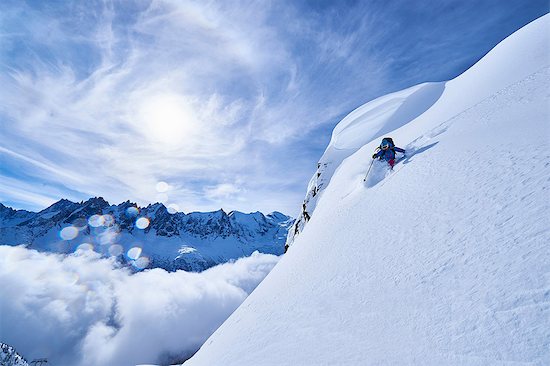 Woman skiing down steep mountainside in Swiss Alps, Gstaad, Switzerland Foto de stock - Sin royalties Premium, Código de la imagen: 649-08924216