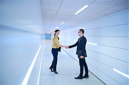 simsearch:649-08084770,k - Businesswoman and man shaking hands in office corridor Stockbilder - Premium RF Lizenzfrei, Bildnummer: 649-08924316