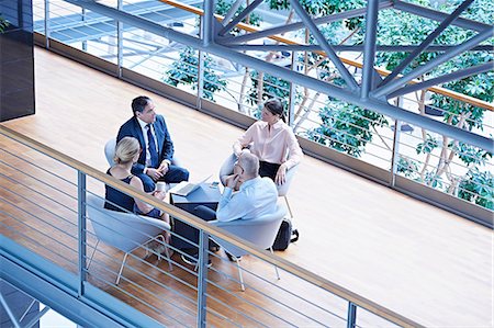 simsearch:632-08698428,k - High angle view of businessmen and businesswomen meeting on office balcony Stockbilder - Premium RF Lizenzfrei, Bildnummer: 649-08924313