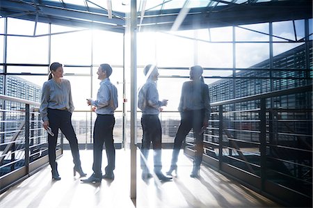 Businessman and woman talking on office balcony Foto de stock - Sin royalties Premium, Código: 649-08924413