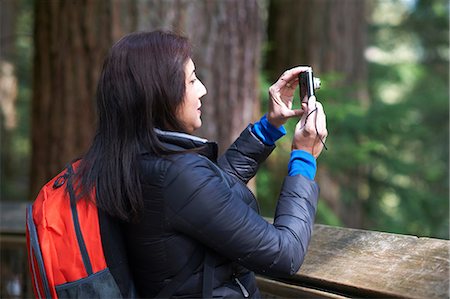 simsearch:649-08125542,k - Woman in rural setting, photographing view, Vancouver, Canada Photographie de stock - Premium Libres de Droits, Code: 649-08924653