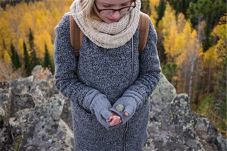 simsearch:649-08924697,k - Young woman standing on mountain, holding rock in gloved hand, Sverdlovsk Oblast, Russia Foto de stock - Royalty Free Premium, Número: 649-08924696