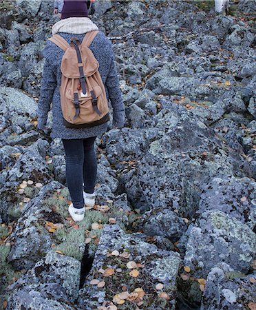 simsearch:649-08924697,k - Young woman hiking over rocky landscape, rear view, Sverdlovsk Oblast, Russia Foto de stock - Royalty Free Premium, Número: 649-08924693