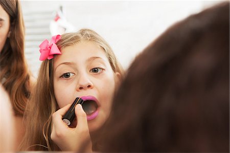 simsearch:649-08924834,k - Girls applying makeup in mirror Photographie de stock - Premium Libres de Droits, Code: 649-08924858
