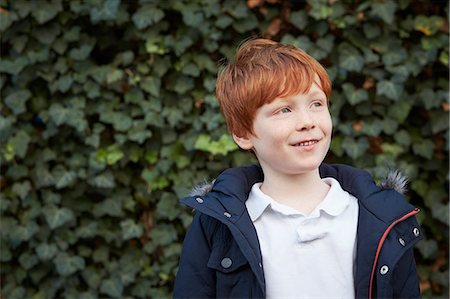 simsearch:649-09251433,k - Portrait of red haired boy in front of ivy wall looking away Photographie de stock - Premium Libres de Droits, Code: 649-08922688
