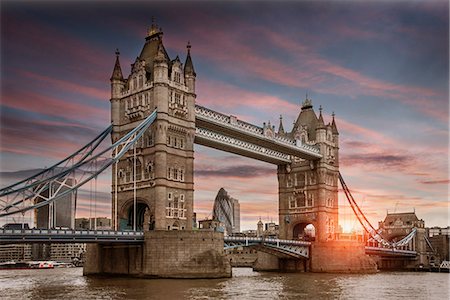 europeo (lugares y cosas) - Cityscape of London at sunset, showing Tower Bridge, the Walkie Talkie and the River Thames, London, England Foto de stock - Sin royalties Premium, Código: 649-08922723