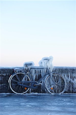 simsearch:632-05817130,k - Bicycle leaning against wall, covered in ice Stockbilder - Premium RF Lizenzfrei, Bildnummer: 649-08922746