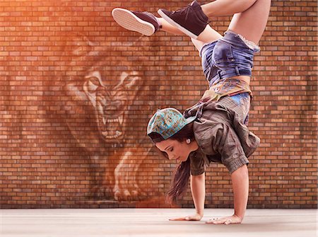 snarling - Dancer doing back flip, tiger street art in background Photographie de stock - Premium Libres de Droits, Code: 649-08922751