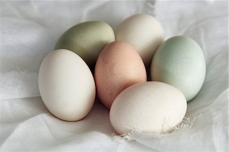 simsearch:614-06044149,k - Six fresh eggs on white textile Foto de stock - Royalty Free Premium, Número: 649-08922797