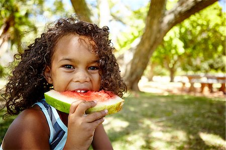 simsearch:649-08922926,k - Portrait of young girl eating watermelon Stockbilder - Premium RF Lizenzfrei, Bildnummer: 649-08922925