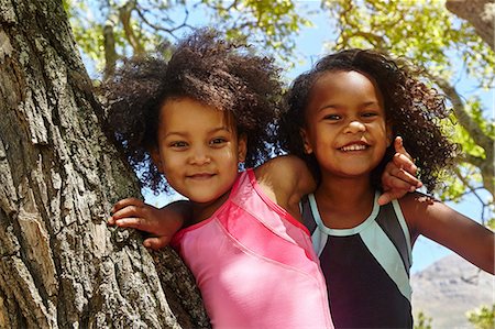 simsearch:6108-06905339,k - Portrait of two young sisters, climbing tree Foto de stock - Sin royalties Premium, Código: 649-08922929