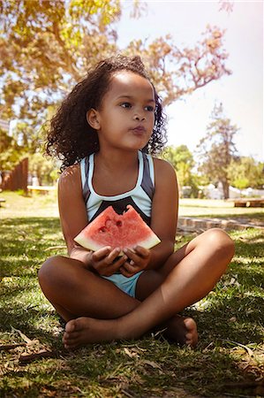 simsearch:649-08922926,k - Portrait of young girl, sitting on grass, eating watermelon Stockbilder - Premium RF Lizenzfrei, Bildnummer: 649-08922934
