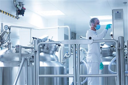 simsearch:649-08922997,k - Worker operating pharmaceutical production equipment in pharmaceutical plant Photographie de stock - Premium Libres de Droits, Code: 649-08922994